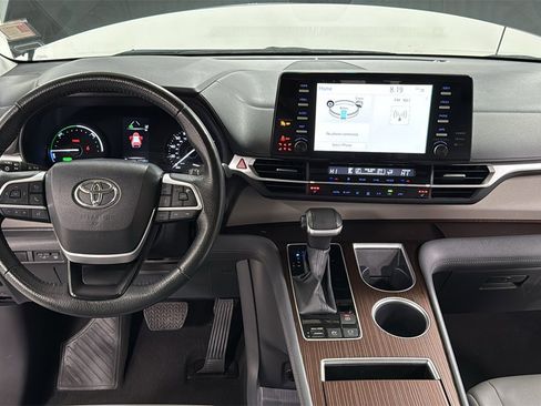 Used 2024 Toyota Sienna XLE image 9