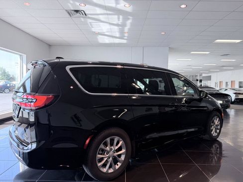 Used 2026 Chrysler Pacifica Limited FWD image 5