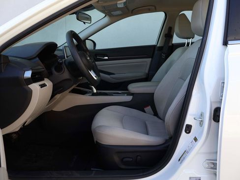 Used 2024 Nissan Altima 2.5 SV image 8