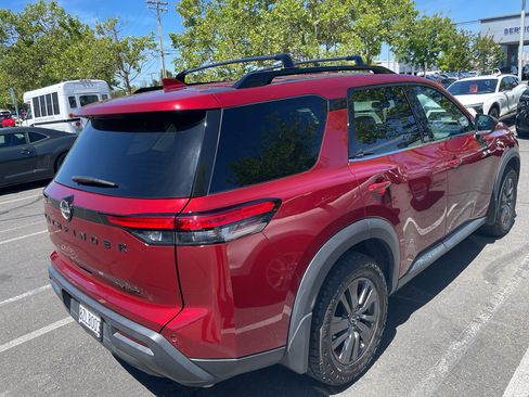 Used 2022 Nissan Pathfinder SV w/ SV Black Package AWD/4WD image 5