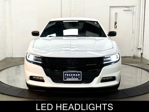Used 2017 Dodge Charger SXT w/ Blacktop Package RWD image 3