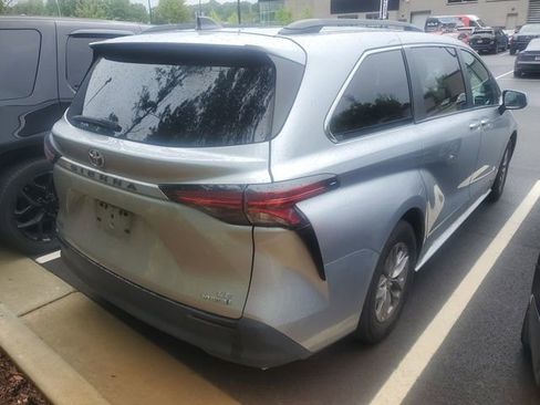Used 2021 Toyota Sienna LE FWD image 4