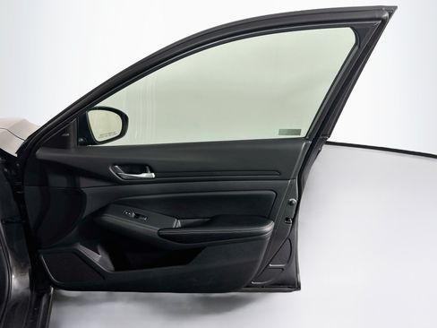 Used 2025 Nissan Altima 2.5 SV FWD image 29