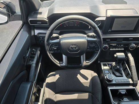 Used 2025 Toyota 4Runner SR5 AWD/4WD image 32