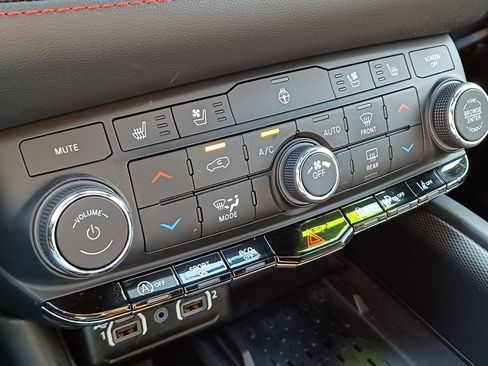 Used 2025 Dodge Durango GT AWD/4WD image 24
