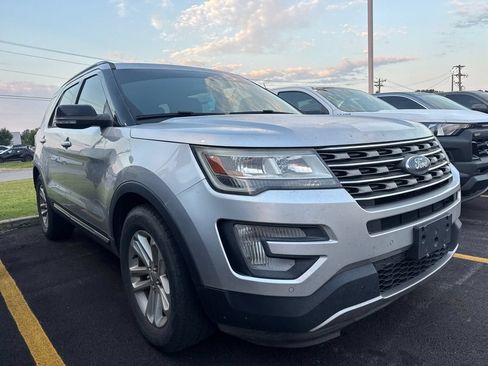 Used 2017 Ford Explorer XLT w/ Equipment Group 202A FWD image 3