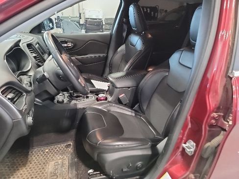 Used 2019 Jeep Cherokee Latitude Plus w/ Comfort/Convenience Group AWD/4WD image 18