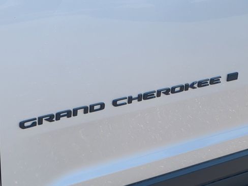 New 2025 Jeep Grand Cherokee Altitude image 24