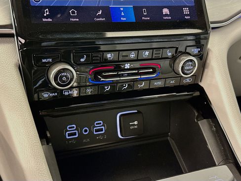 Used 2022 Jeep Grand Cherokee Overland w/ Luxury Tech Group IV image 24