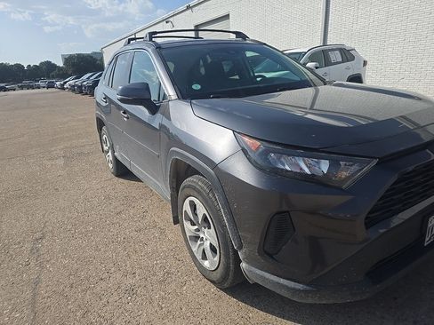 Used 2021 Toyota RAV4 LE AWD/4WD image 2