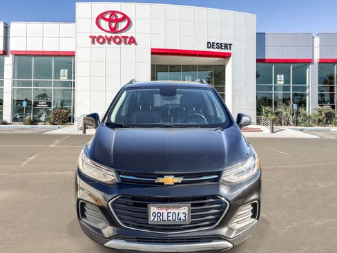 Used 2019 Chevrolet Trax LT w/ LT Convenience Package FWD image 2