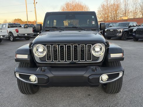 Used 2025 Jeep Wrangler Sahara image 3