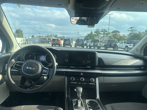 Used 2022 Kia Carnival LX image 11