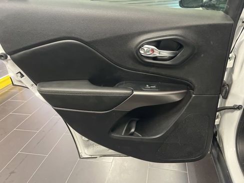 Used 2019 Jeep Cherokee Limited image 11