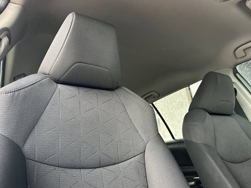 Used 2021 Toyota RAV4 XLE image 19