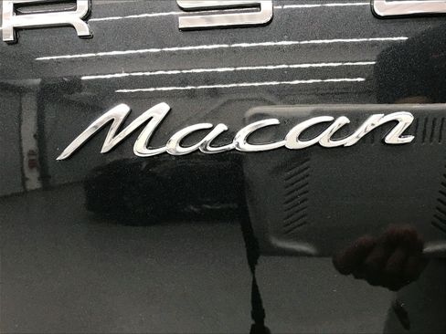Used 2018 Porsche Macan AWD/4WD image 18