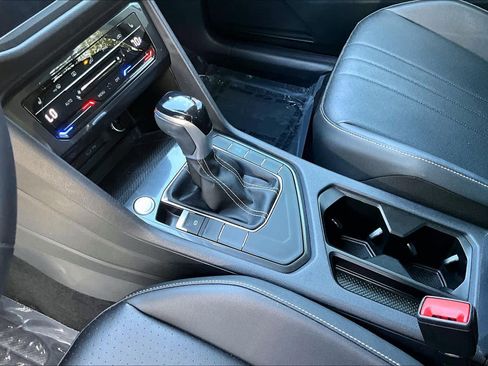 Used 2022 Volkswagen Tiguan SE image 17