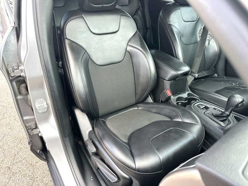 Used 2019 Jeep Cherokee Latitude Plus FWD image 17