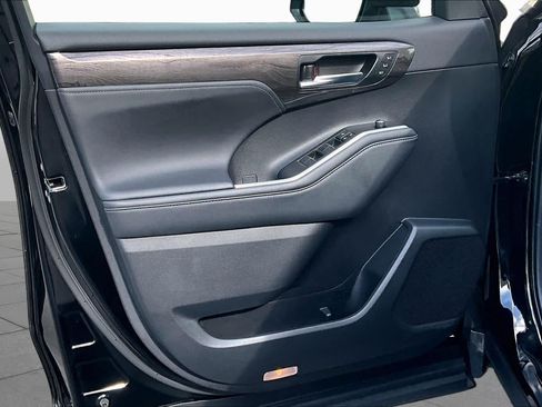 Used 2020 Toyota Highlander Limited FWD image 21