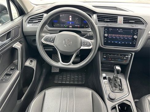 Used 2024 Volkswagen Tiguan SE image 10