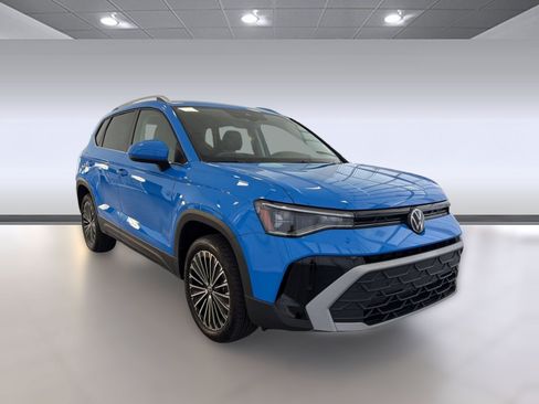 Certified 2025 Volkswagen Taos SE FWD image 7