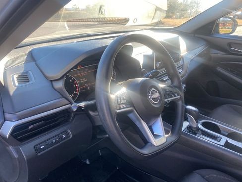 Used 2024 Nissan Altima 2.5 SV image 14
