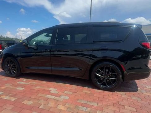 Used 2025 Chrysler Pacifica Limited FWD image 8