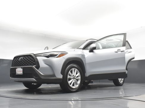 Used 2022 Toyota Corolla Cross LE image 30