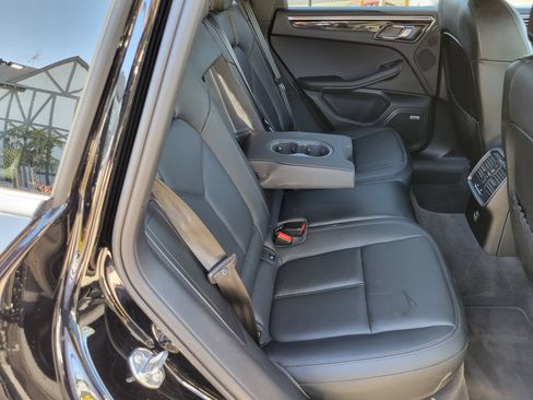 Certified 2024 Porsche Macan AWD/4WD image 31