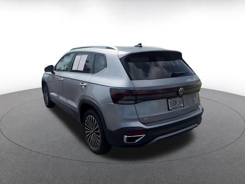 Used 2025 Volkswagen Taos SE FWD image 11