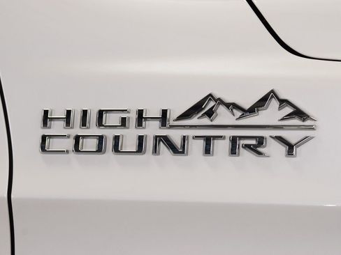 Used 2024 Chevrolet Suburban High Country image 14