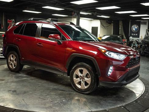 Used 2021 Toyota RAV4 XLE w/ Carpet Mat Package (TMS) AWD/4WD image 5