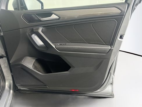 Used 2022 Volkswagen Tiguan SE w/ Panoramic Sunroof Package image 32