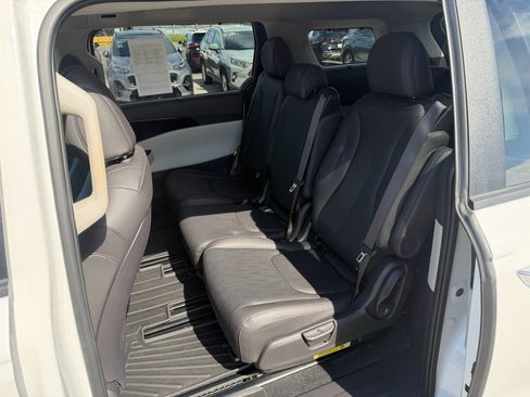 Used 2024 Kia Carnival EX FWD image 23