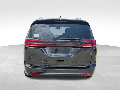 New 2027 Chrysler Pacifica Limited FWD image 26