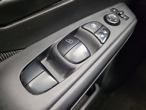 Used 2020 Nissan Kicks S image 27