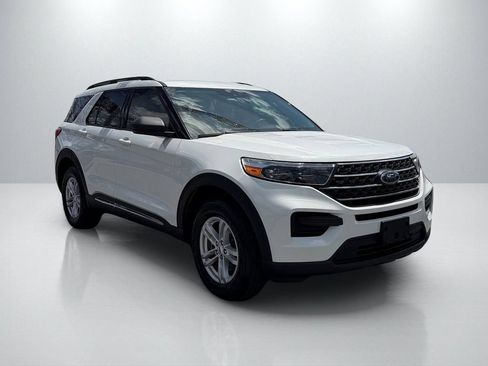 Used 2023 Ford Explorer XLT AWD/4WD image 3
