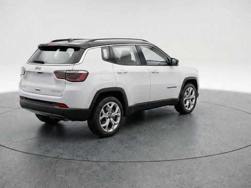 Used 2025 Jeep Compass Latitude AWD/4WD image 9