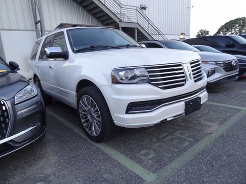 Used 2017 Lincoln Navigator Select RWD image 1
