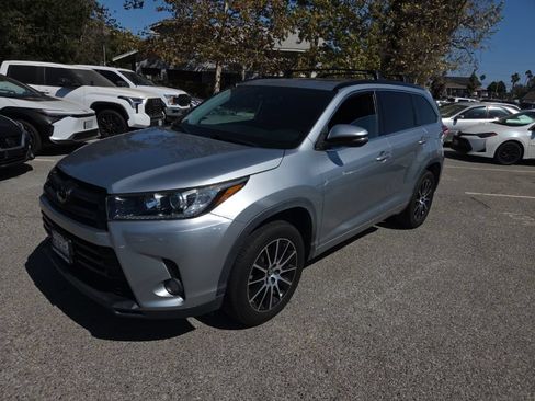 Certified 2018 Toyota Highlander SE FWD image 1