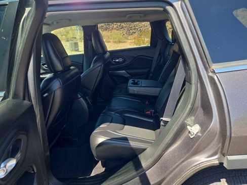 Used 2019 Jeep Cherokee Latitude Plus w/ Comfort/Convenience Group FWD image 20