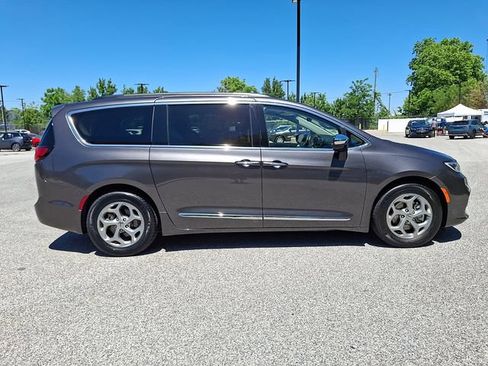 Used 2023 Chrysler Pacifica Limited FWD image 11