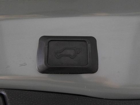 Used 2021 Toyota RAV4 XLE Premium image 38