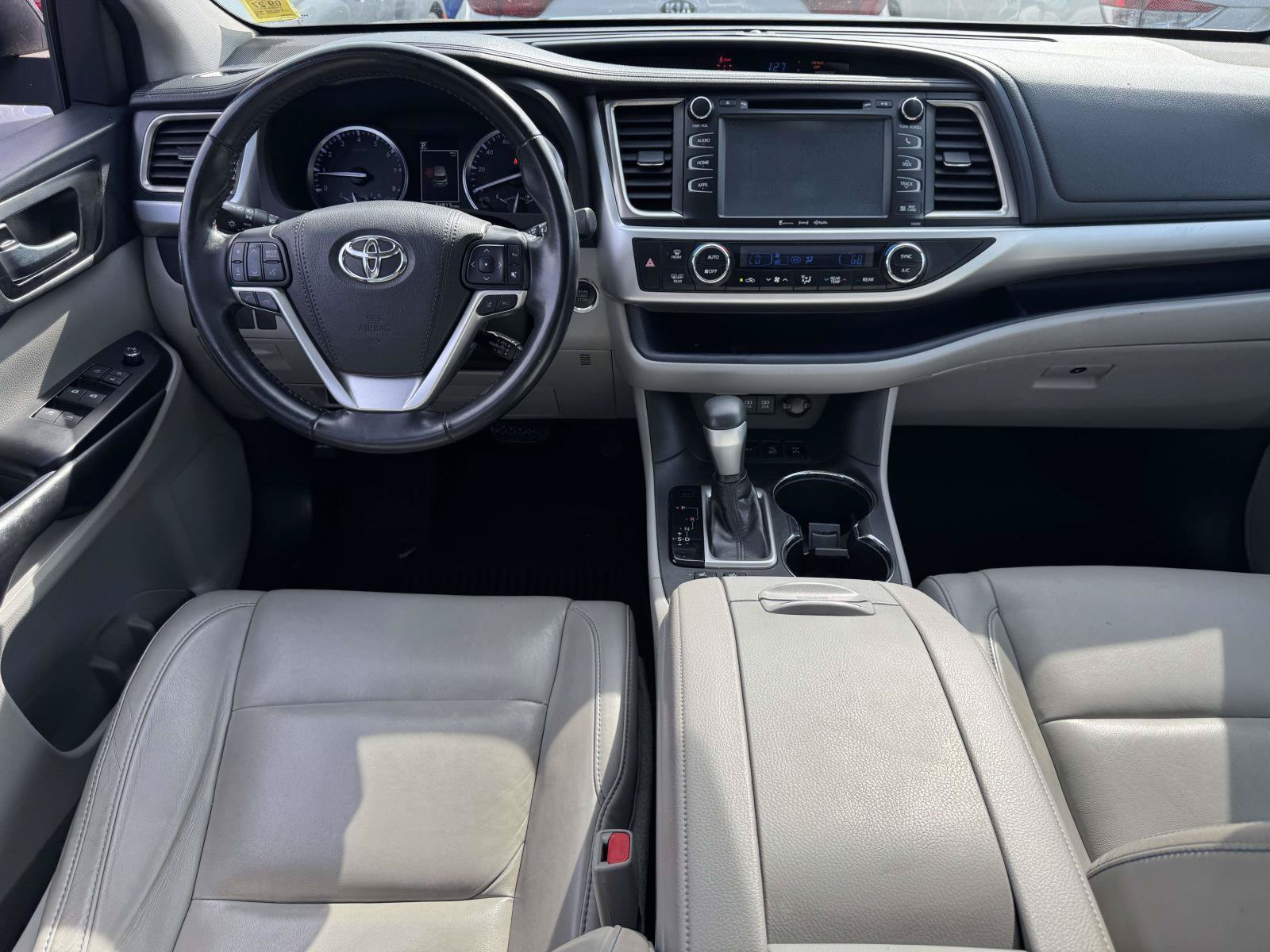 Used 2018 Toyota Highlander XLE AWD/4WD image 10