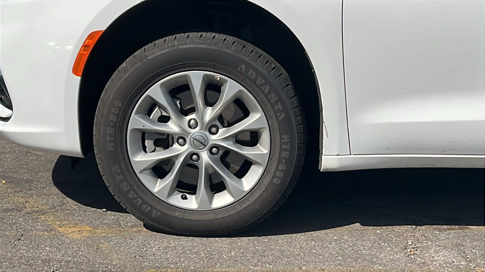 Used 2024 Chrysler Pacifica Touring-L AWD/4WD image 9