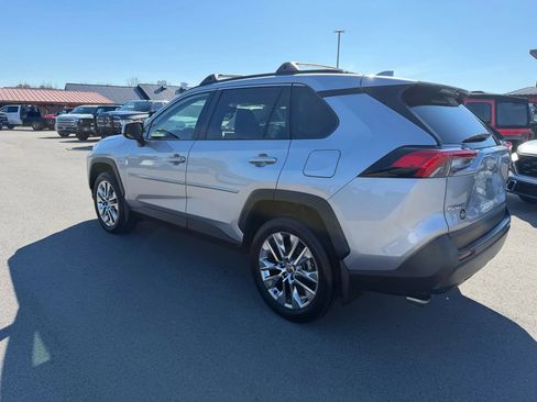 Used 2021 Toyota RAV4 XLE Premium image 3