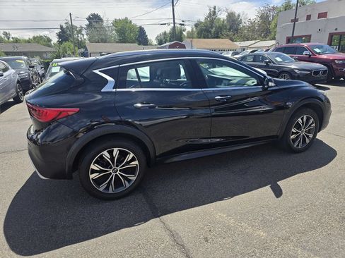 Used 2018 INFINITI QX30 Premium w/ Navigation Package AWD/4WD image 9