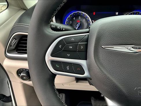 Used 2023 Chrysler Pacifica Limited FWD image 10