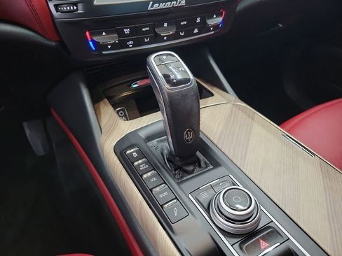 Used 2020 Maserati Levante image 31