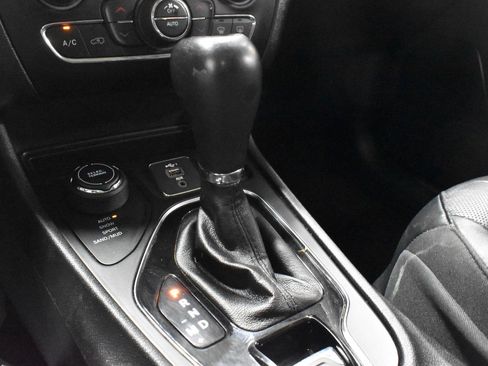 Used 2020 Jeep Cherokee Limited AWD/4WD image 17